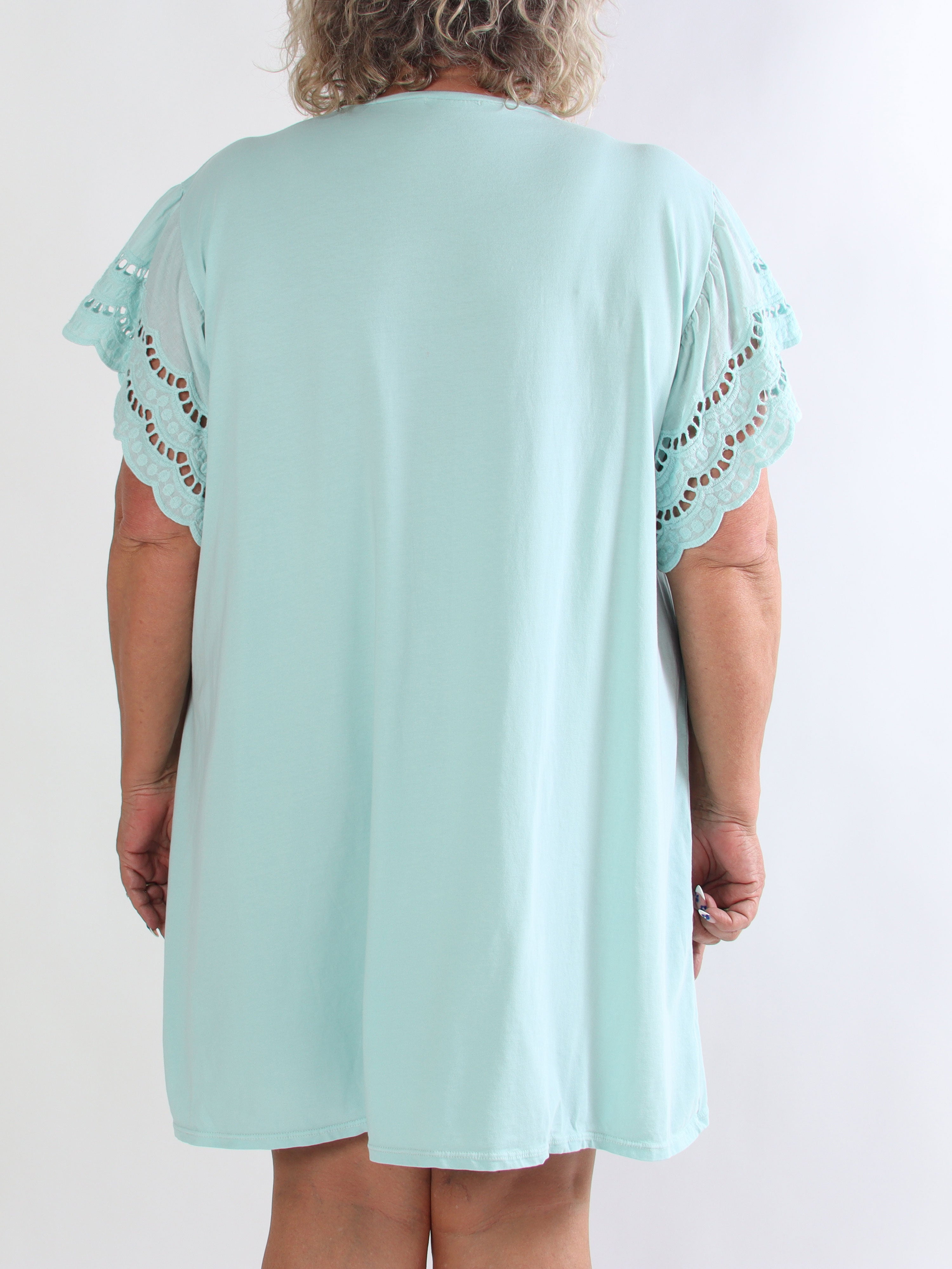 Magnolia Print - Plus size kjole i blød bomuld med tekst og ærmer i broderet hulmønster